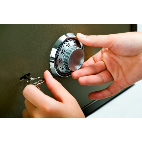 Kokį seifą pasirinkti: su mechanine ar elektronine spyna?